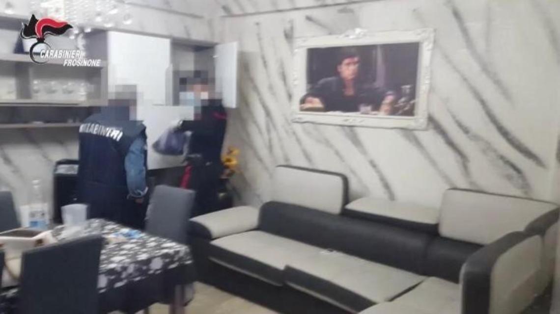 Agguato a colpi di pistola per il mercato della droga: famiglia rom nel mirino
