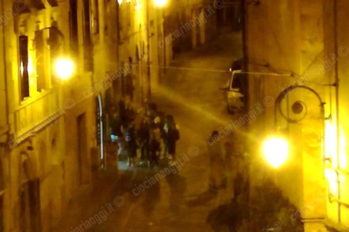 Fase due, i giovani riprendono la movida nonostante i divieti: tra urla e alcol