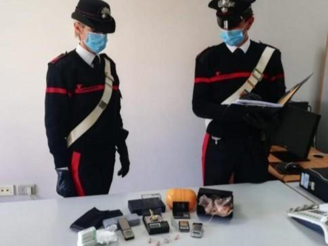 Eroina e mannitolo nascosti in casa: pusher 39enne scoperto e denunciato