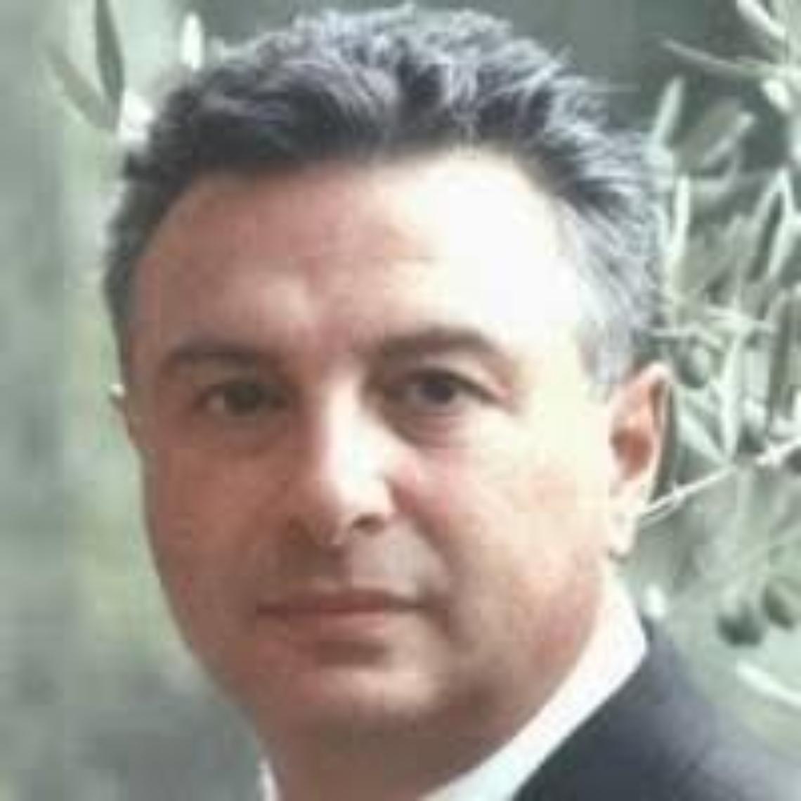 Farmacista ucciso dal Covid: oggi i funerali del dottor Paolo Ferraro