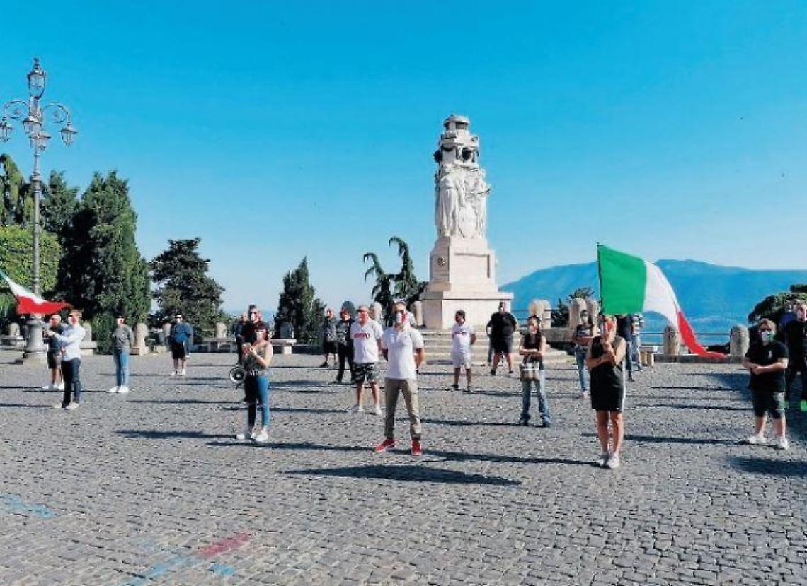 Flash mob in strada, colpo di scena: multe salate alle “Mascherine Tricolori”