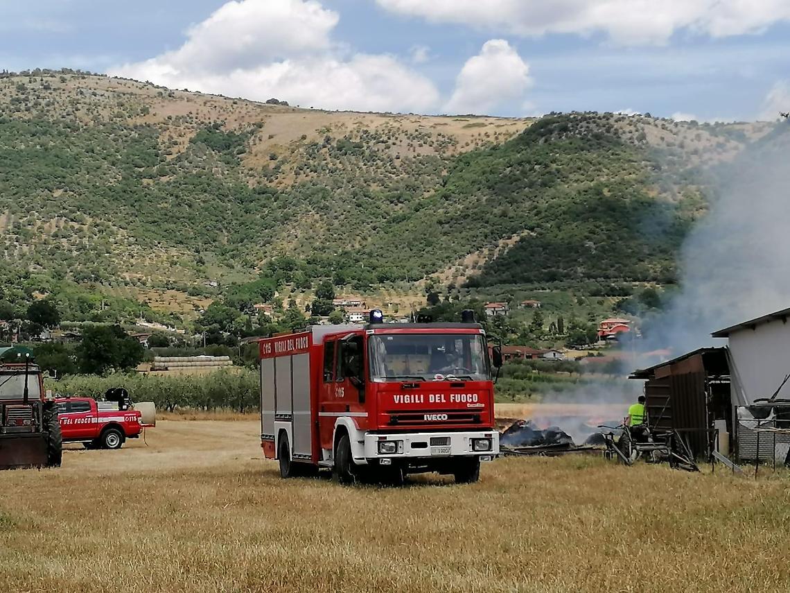 Balloni di fieno a fuoco: un furioso incendio divora mesi di lavoro