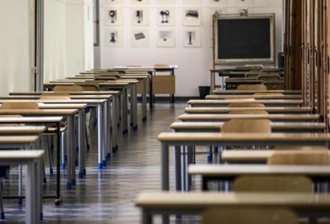 scuola generica banchi classe