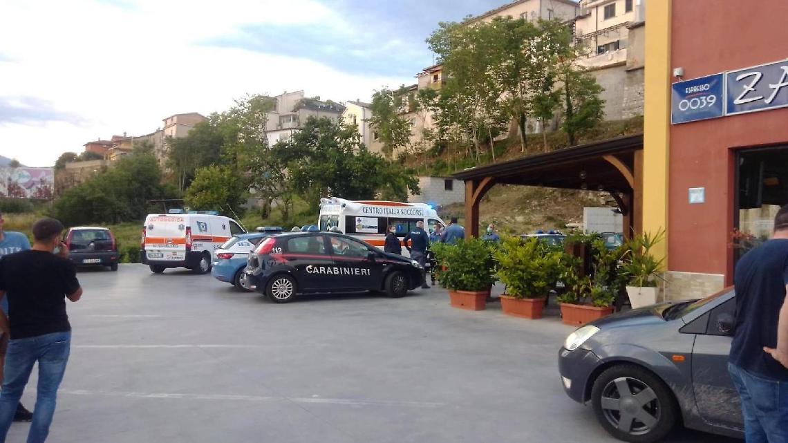 Ubriaco crea il caos in un bar... poi aggredisce i carabinieri: denunciato