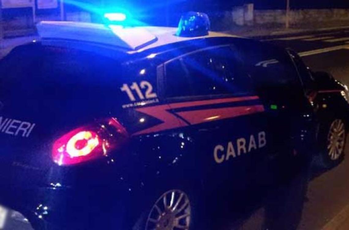 Armato di coltello, crea il panico in un bar: bloccato poco dopo dai carabinieri