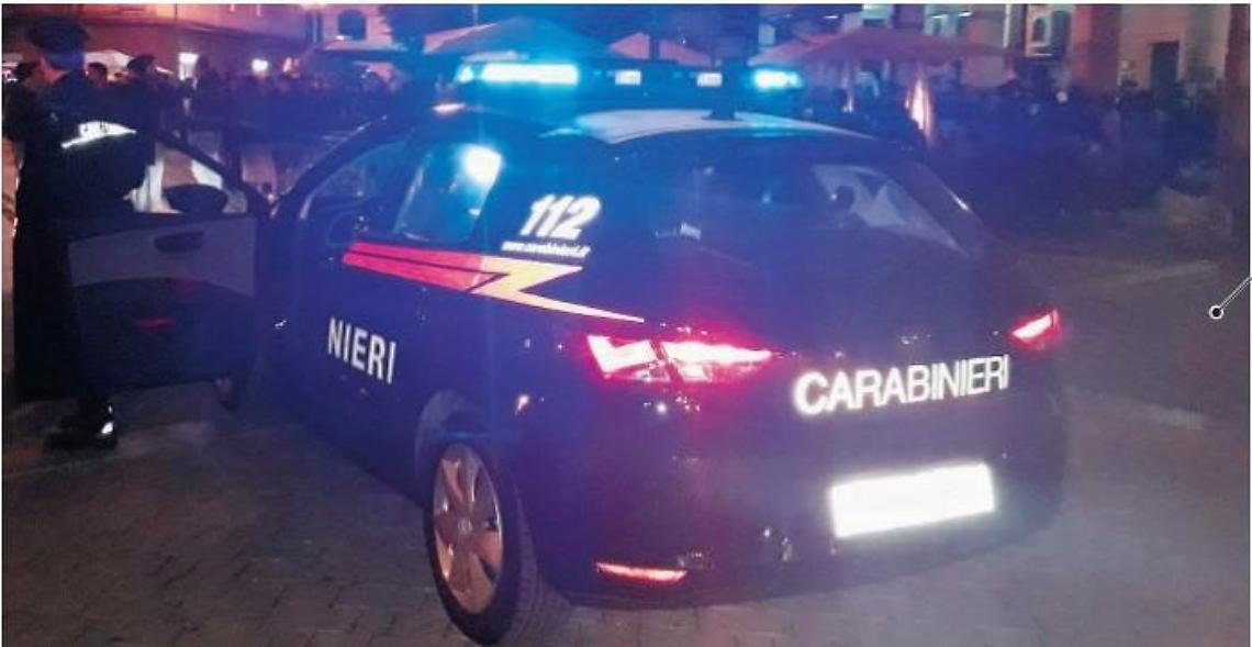 Notte di piombo e polvere da sparo: tre pistolettate contro un'auto