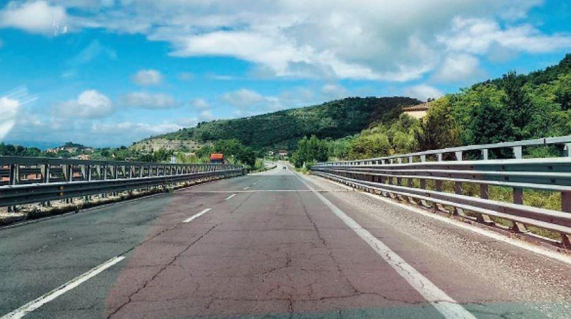 Una superstrada da brividi, il pericolo corre sull'asfalto: traffico a rischio