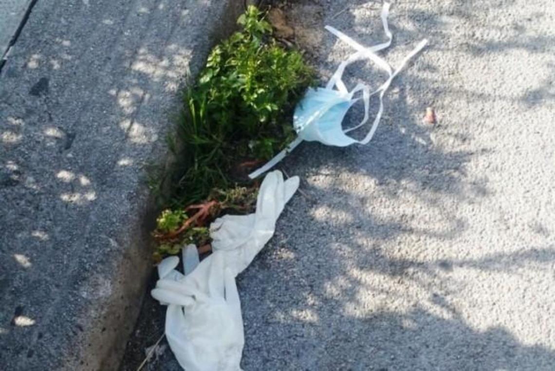 Mascherine e guanti gettati a terra: un grave fenomeno di inciviltà