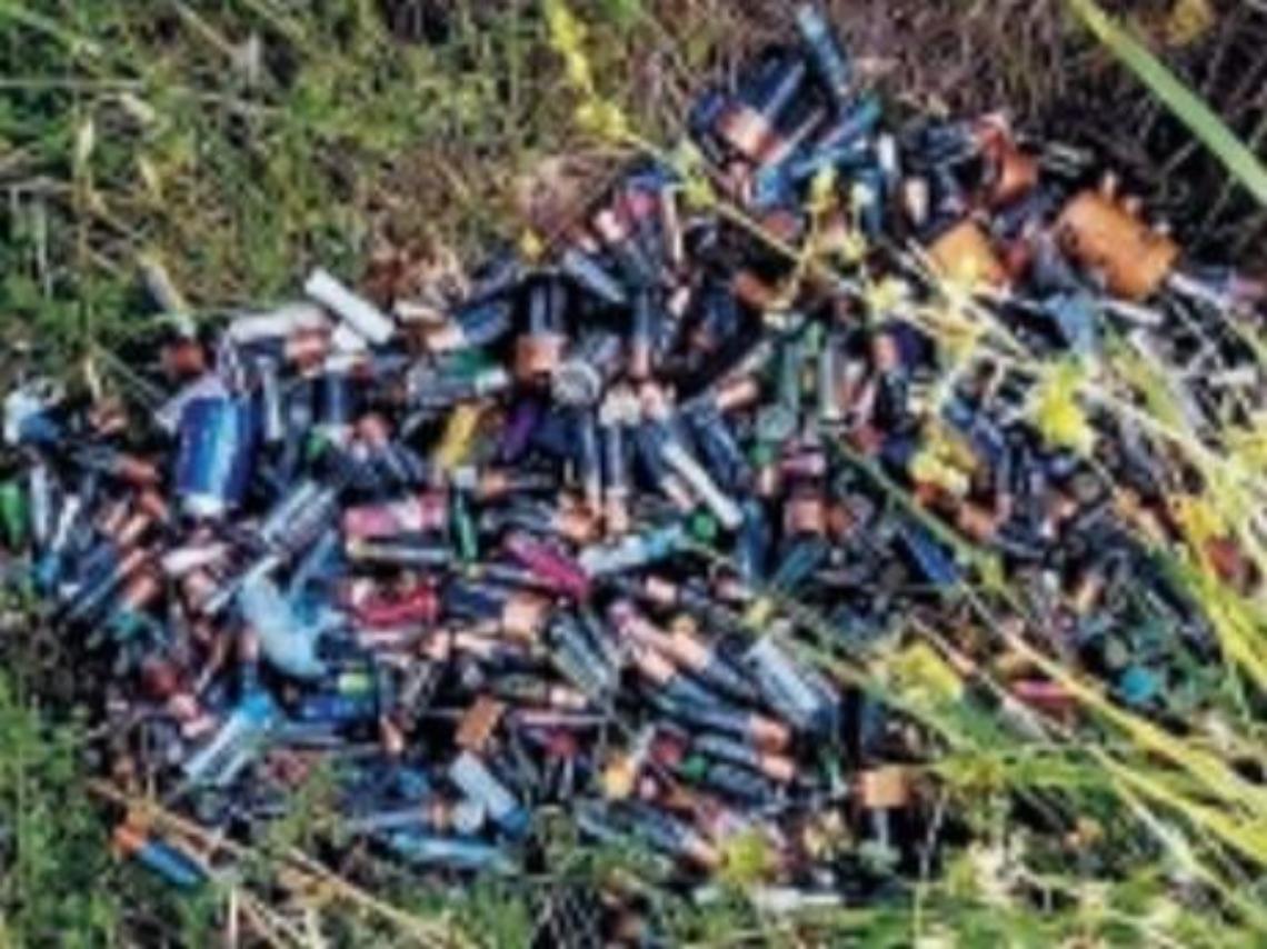 Una montagna di batterie abbandonate: alto il rischio di inquinamento
