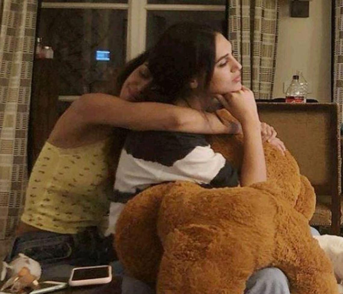 Cecilia in soccorso di Belen dopo l'addio di Stefano: abbraccio per scaldare i cuori