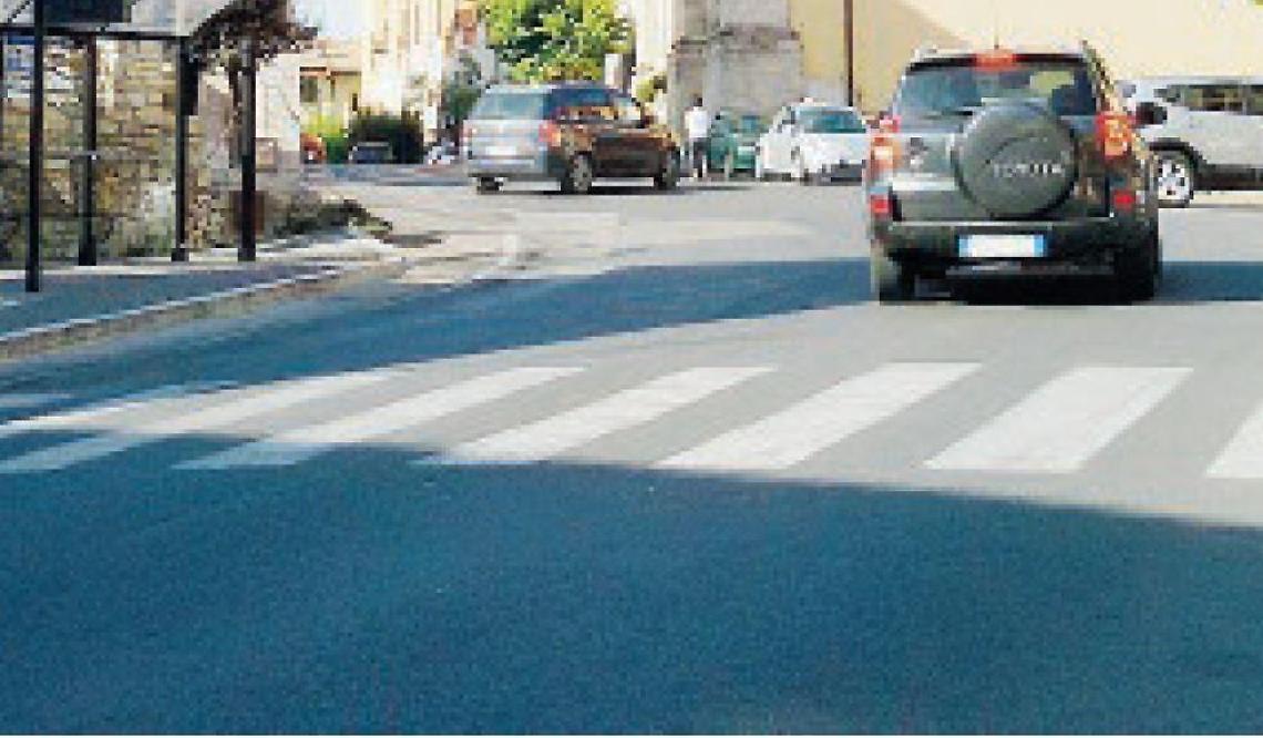 Rapinano una donna e la lasciano sulla strada ferita e sanguinante: due denunce