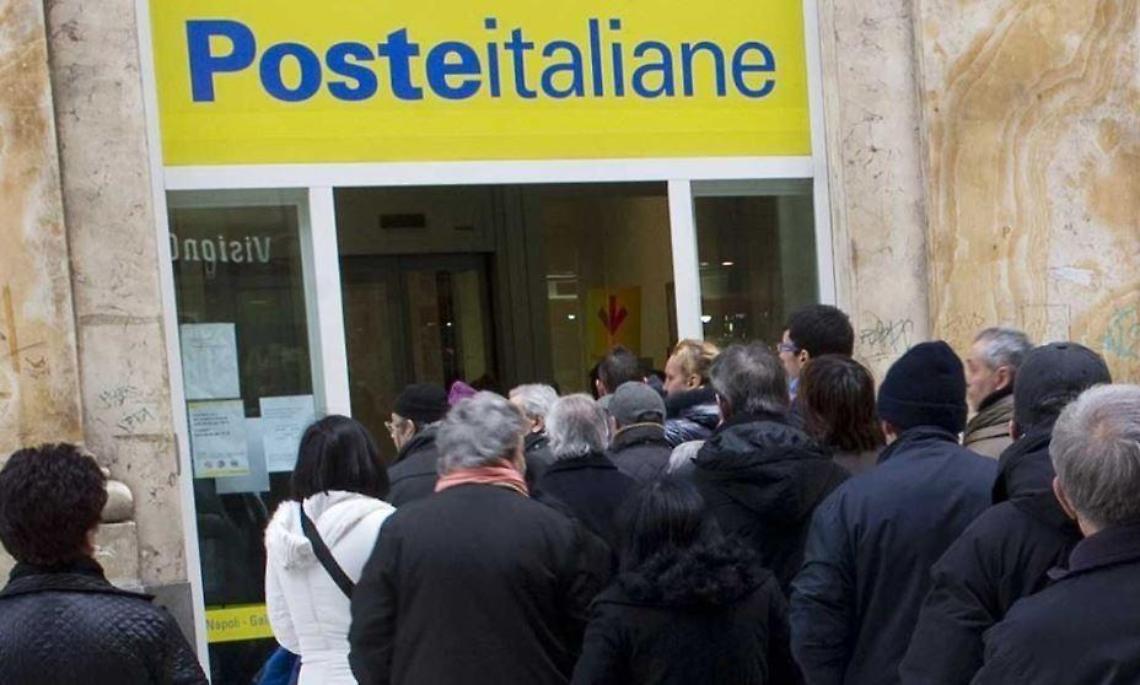 Post emergenza, file alle Poste sotto sole e pioggia: l'appello degli anziani