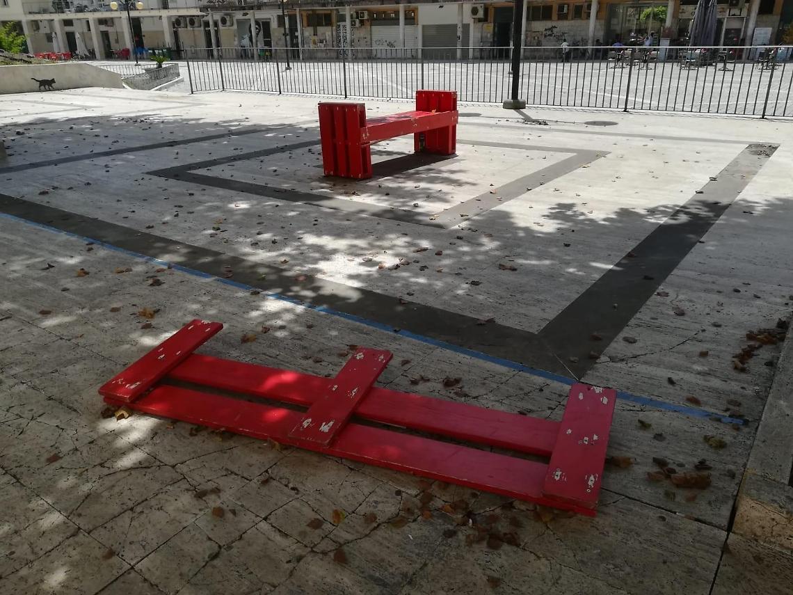 Danneggiate le panchine rosse per Serena, Gilberta e Gabriel: la verità nei video