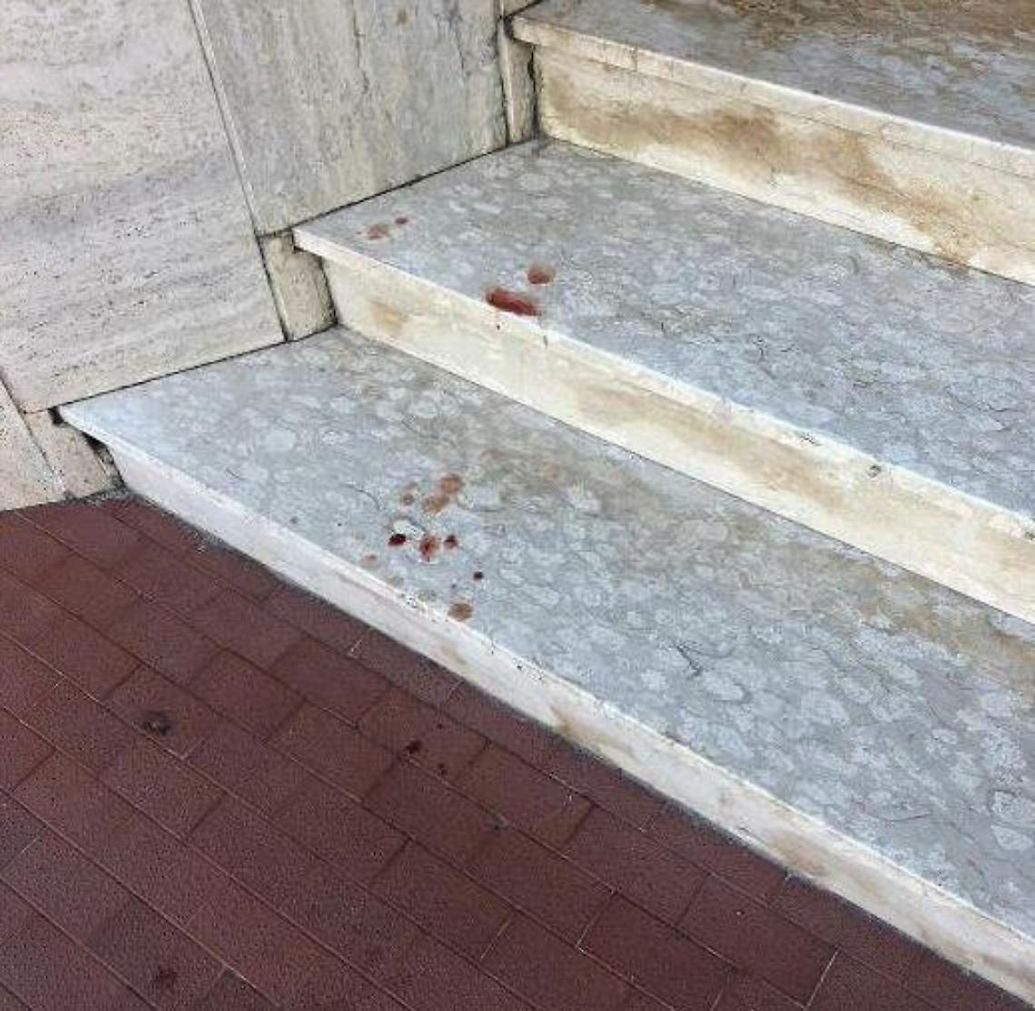 Sangue sulle scale del palazzo, Residenti allarmati: vengono a drogarsi