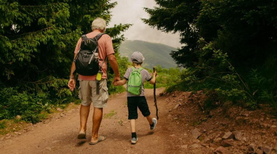 Bonus baby sitting anche per nonni e zii non conviventi: cosa c'è da sapere