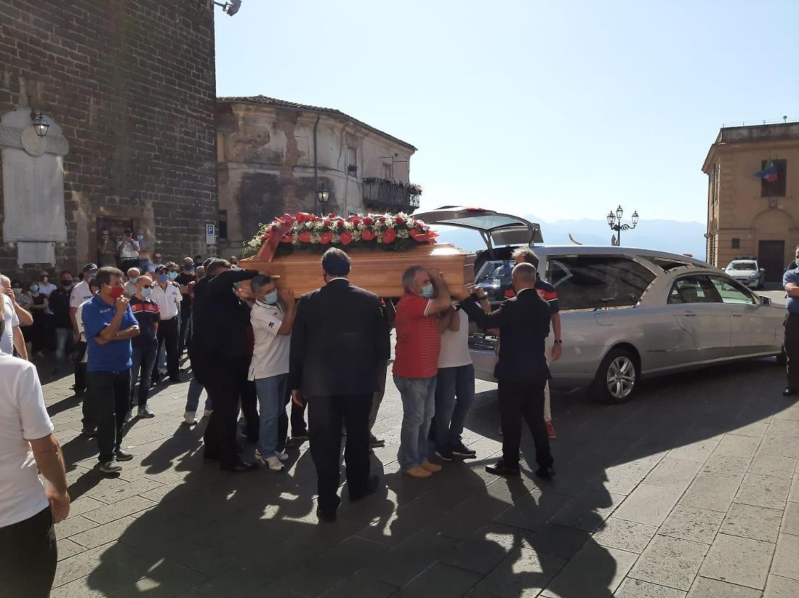 Funerali Franco Imola, un commovente striscione per l'addio al 'Capitano'