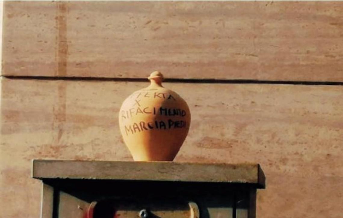 Offerte per rifare i marciapiedi, un salvadanaio in centro: la provocazione