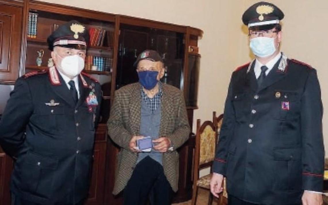 L'ex carabiniere Angelo Grossi compie 102 anni: l'omaggio dell'Arma