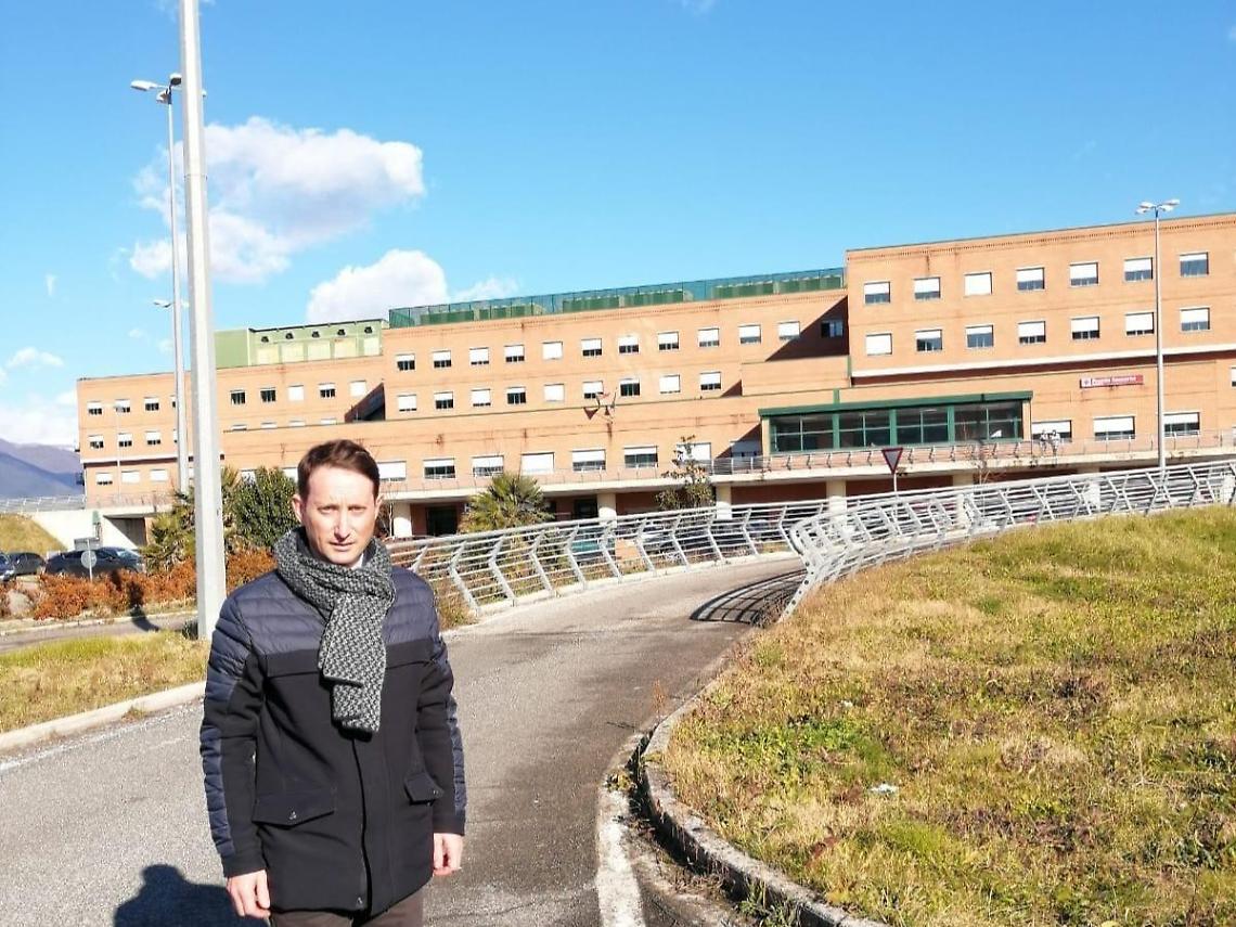 Cassino, lenzuola bianche ai balconi e alle finestre a sostegno dell'ospedale