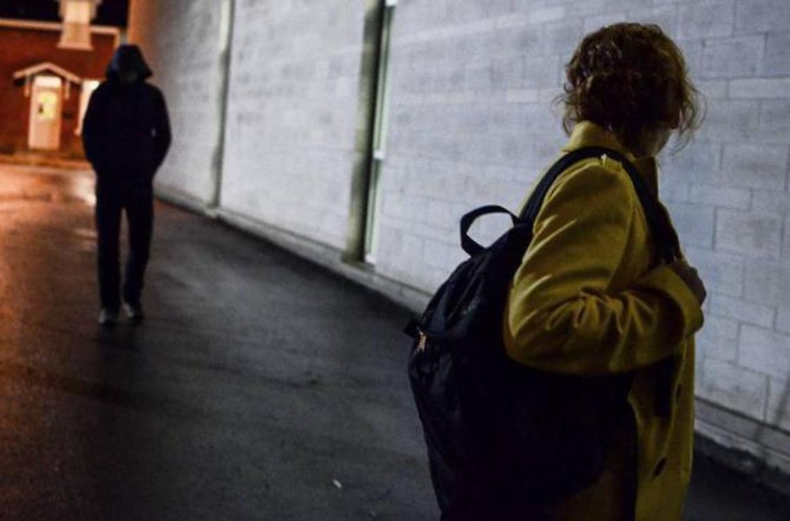 Minaccia e perseguita la ex moglie e i figli: vigile del fuoco nei guai