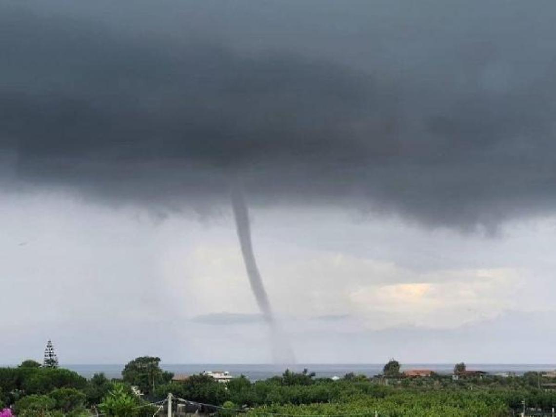 Sperlonga, tromba marina sul litorale: paura tra i bagnanti e tante segnalazioni
