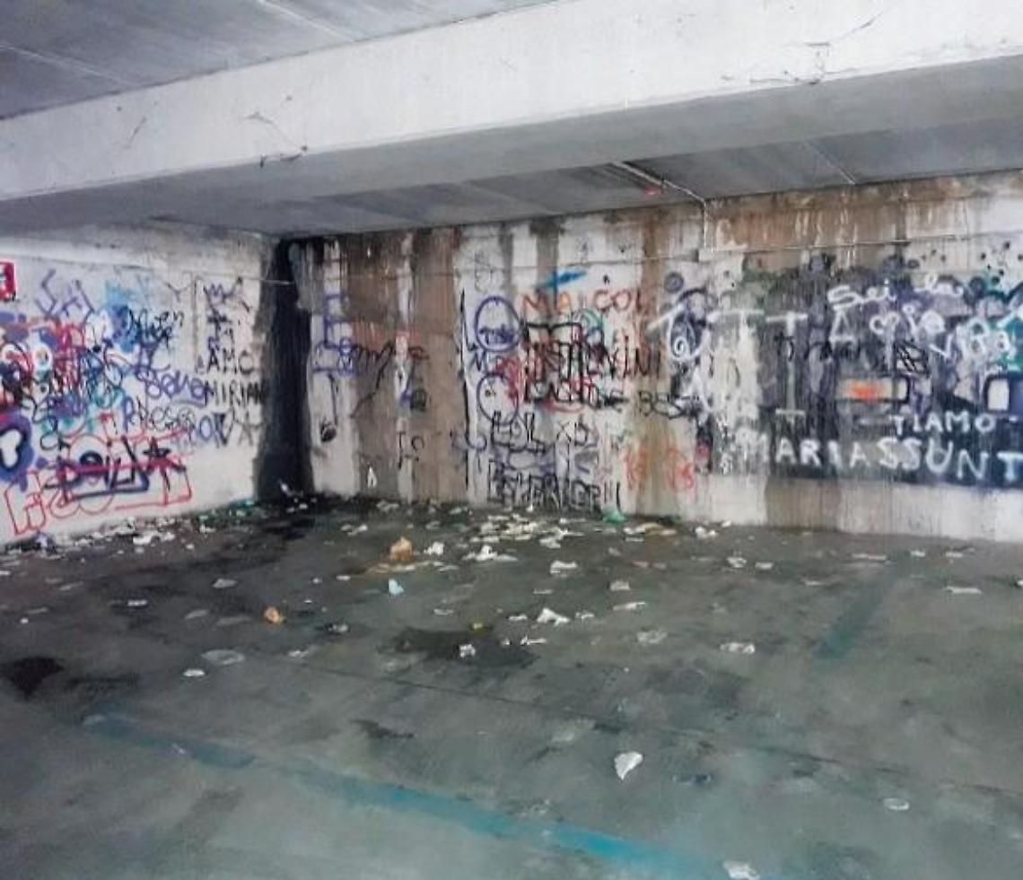 Il parcheggio degli orrori: tra degrado e sporcizia nella terra di nessuno