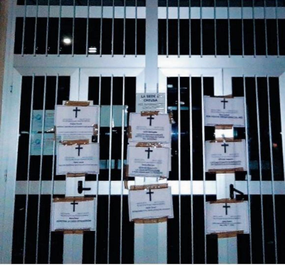 Inps tappezzata di manifesti funebri: la protesta "firmata" da CasaPound Italia