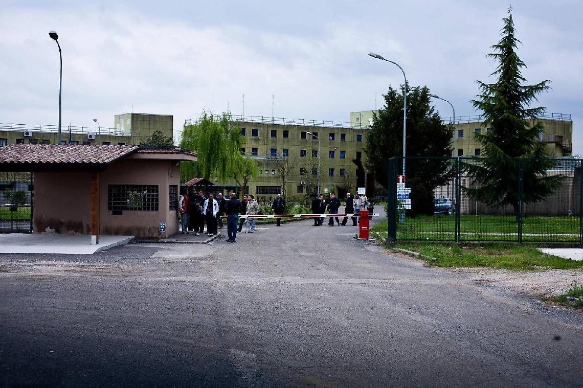 Tenta di impiccarsi ad una grata della finestra della cella: detenuto salvato