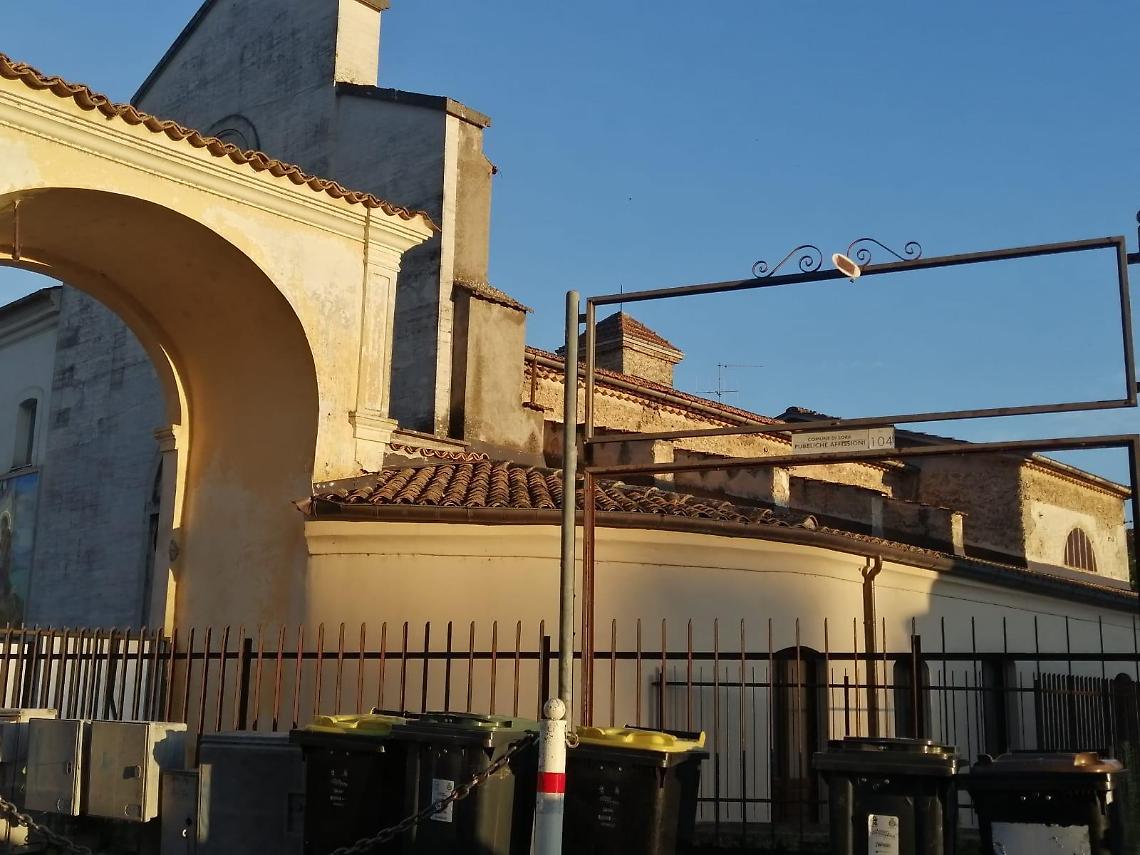 I tabelloni per i necrologi cadono a pezzi: i residenti protestano