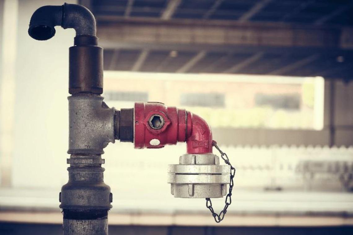 Rimuovono i sigilli e si allacciano abusivamente alla rete idrica: 3 denunce