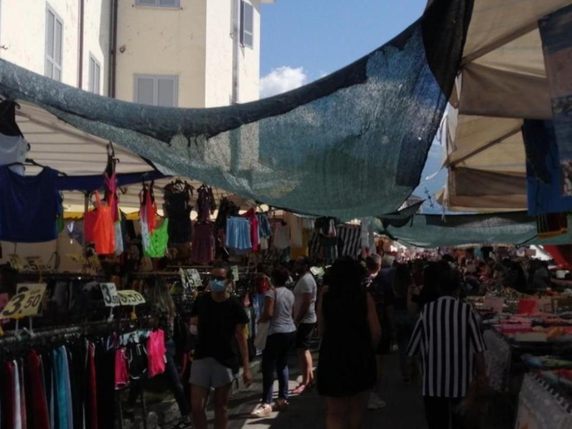 Sora, bancarelle troppo a ridosso dei negozi: ancora tensioni al mercato