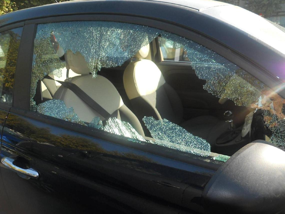 Atto vandalico in pieno centro: danneggiate le auto in sosta
