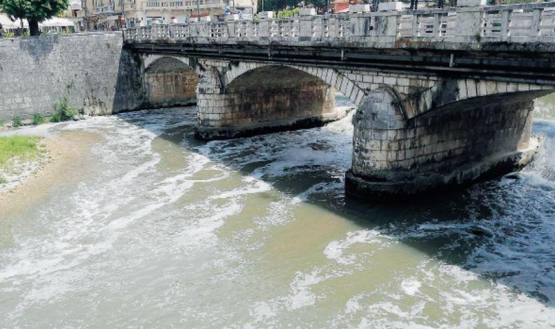 Allarme schiuma bianca nel Liri: due regioni in difesa del fiume