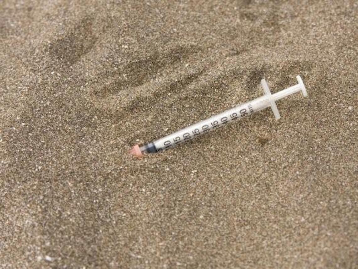 'Mala movida' e siringhe in spiaggia: la protesta dei turisti