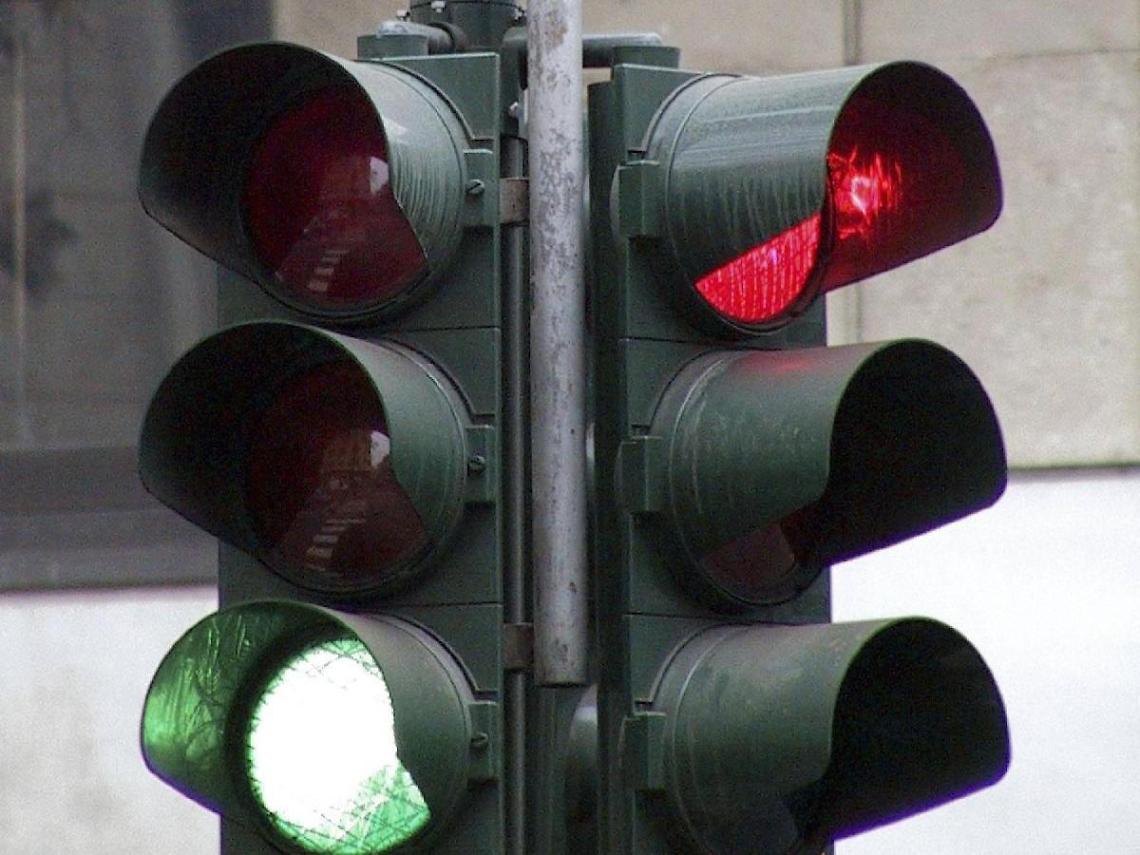 Il semaforo fuori uso da mesi è un pericolo: partiti i lavori per sostituirlo