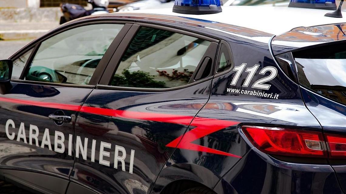 Uccide la convivente a coltellate e tenta di sezionare il corpo, poi si suicida