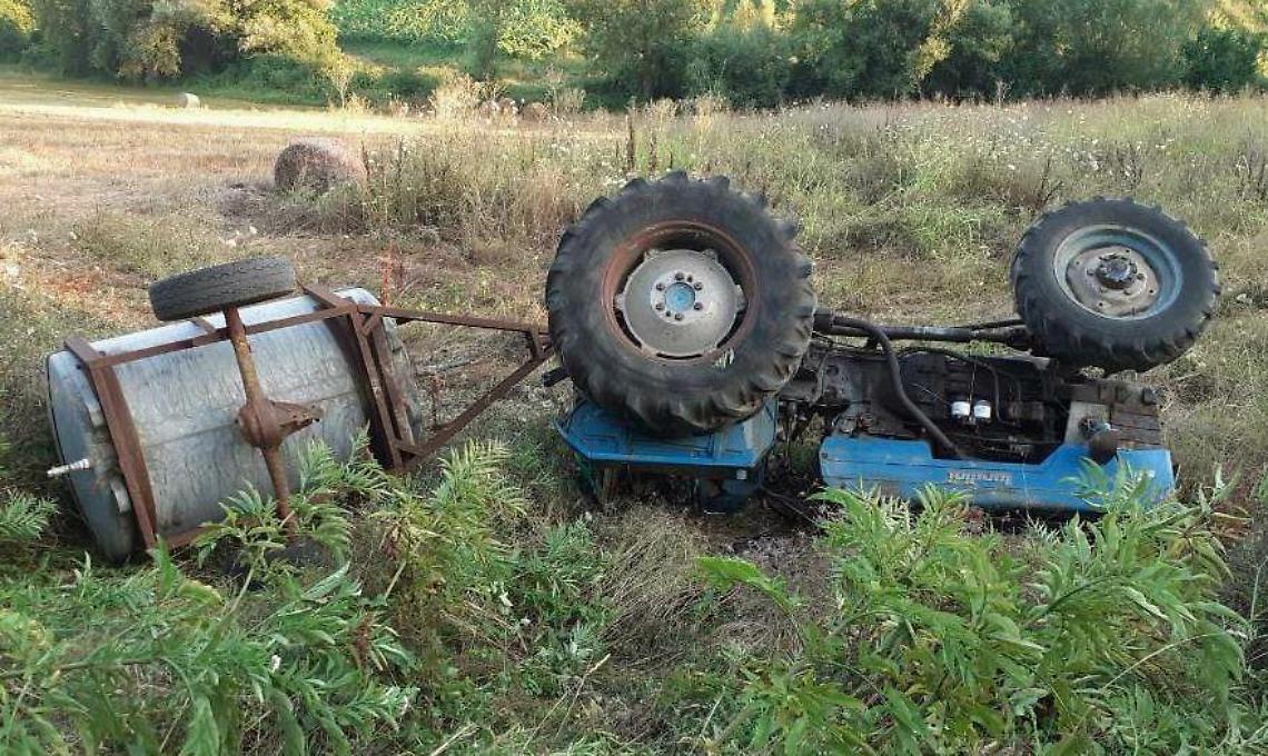 Si ribalta nella scarpata con il trattore: giovane in prognosi riservata