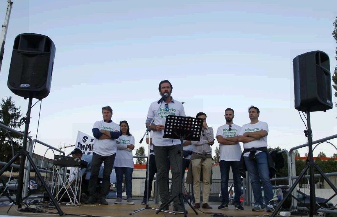 Cattivi odori e aria irrespirabile: il sindaco torna a farsi sentire