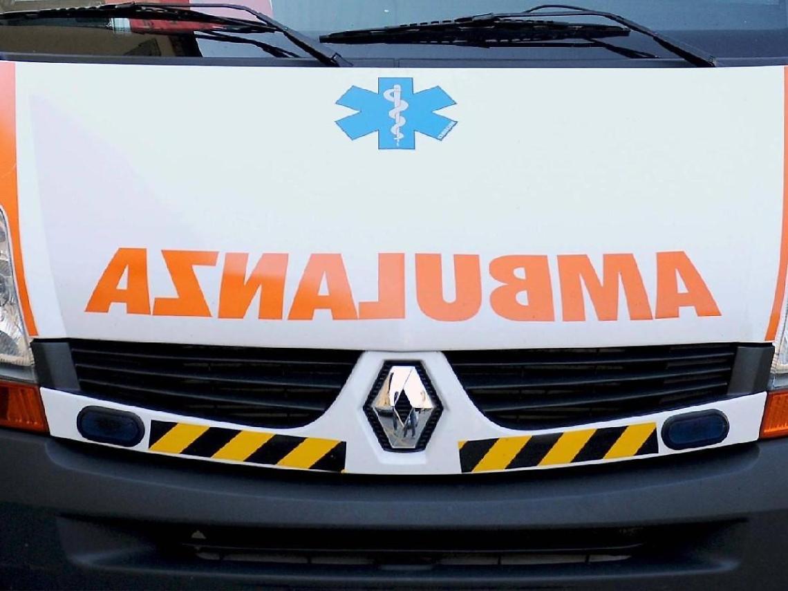 Buca le ruote di un'auto per gelosia ma viene accoltellato dal proprietario e muore