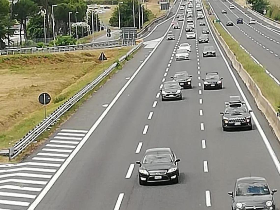 Esodo estivo, traffico da bollino nero: lunghe code e autostrade intasate