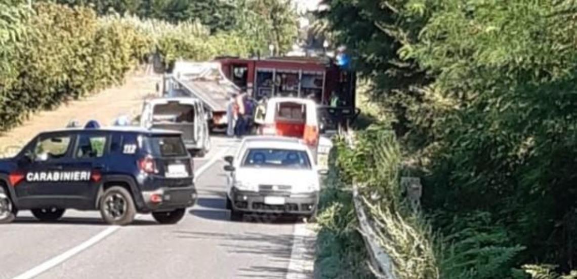 Esce fuori strada e vola nella scarpata: il guardrail sventra l'auto e lo uccide