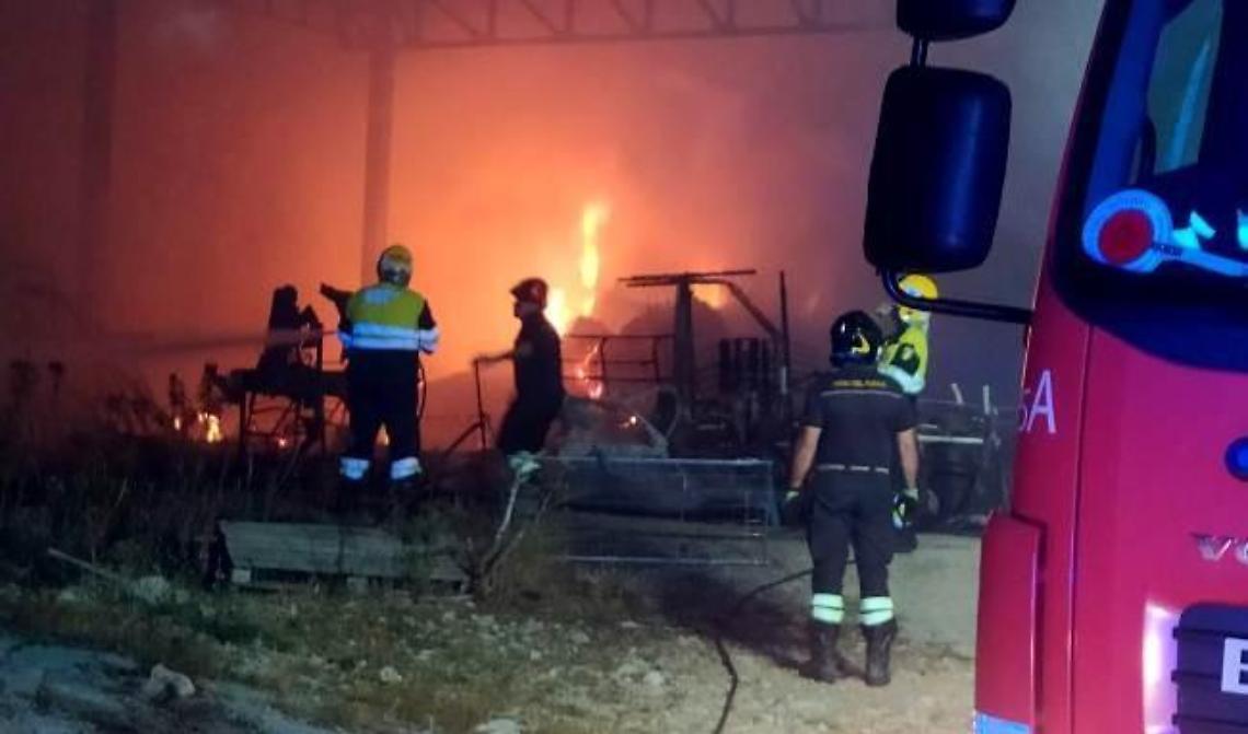 Furioso incendio distrugge macchinari agricoli e balle di fieno