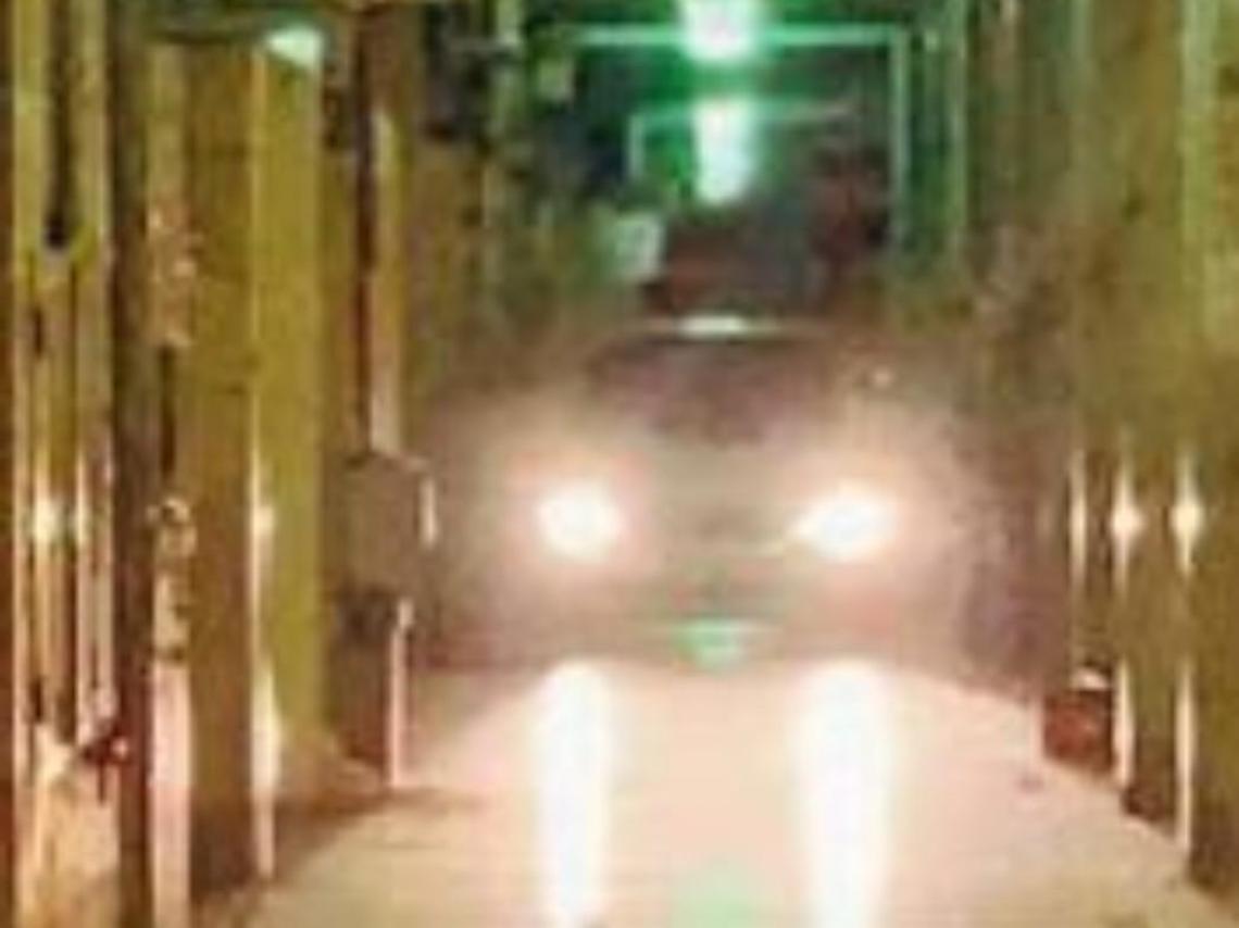 Semina il panico guidando a folle velocità sotto i portici: è caccia all'uomo