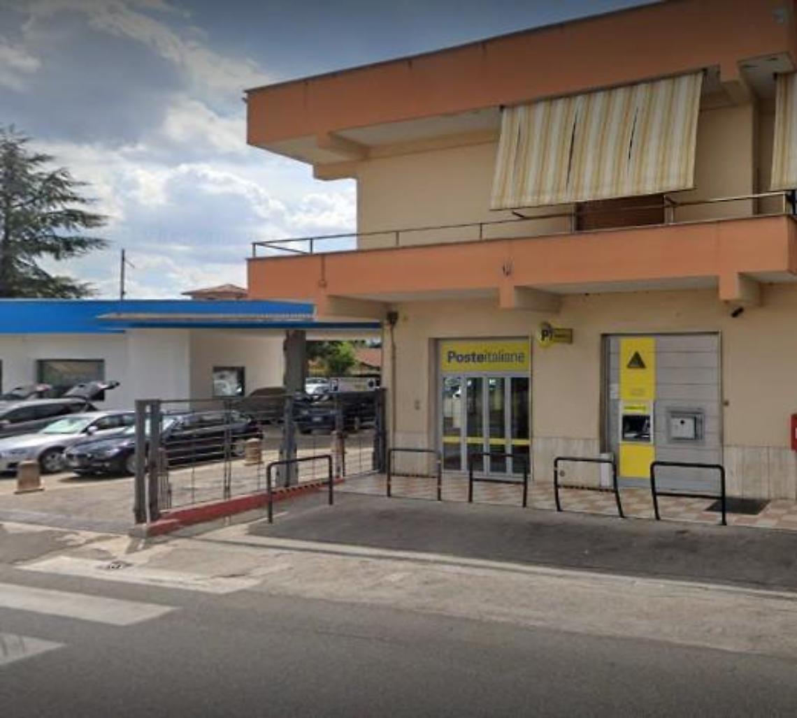 Rapina all'ufficio postale: banditi armati seminano il panico e portano via i soldi