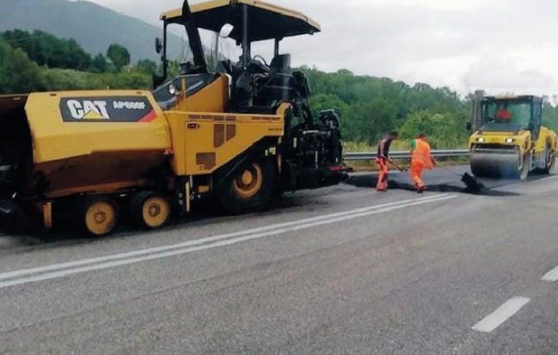 Asfalto nuovo solo a pezzi sulla superstrada: tutti in attesa di una firma