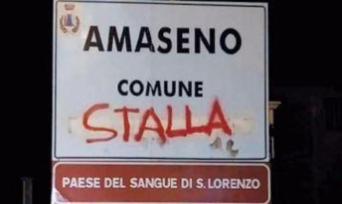 Cartello imbrattato all'ingresso del paese: è caccia ai vandali
