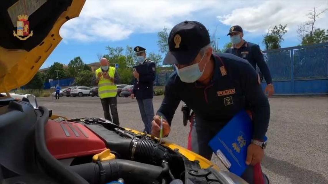 In viaggio con una Ferrari noleggiata abusivamente: beccato in autostrada