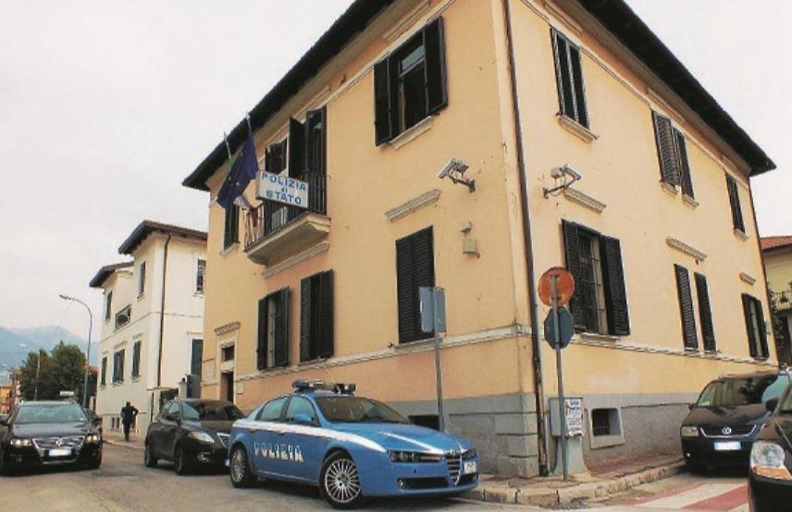 Non riescono a entrare in casa: c'è un uomo a terra davanti al portone