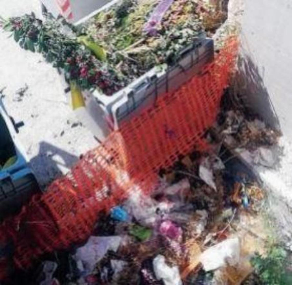 Incuria e abbandono 'affossano' il cimitero: la denuncia dei cittadini