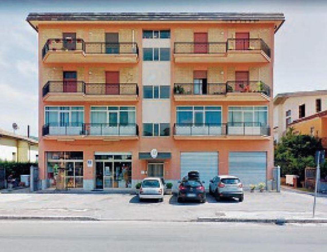 Sfonda il portone della caserma: uomo bloccato e arrestato